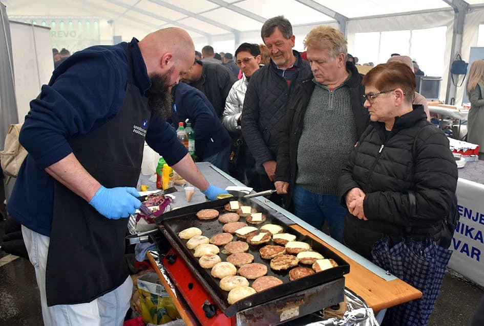 Mirisi delicija kontinentalne i primorske Hrvatske i ove su se godine širili u srcu Zlatne doline sa požeškog Trga sv. Trojstva