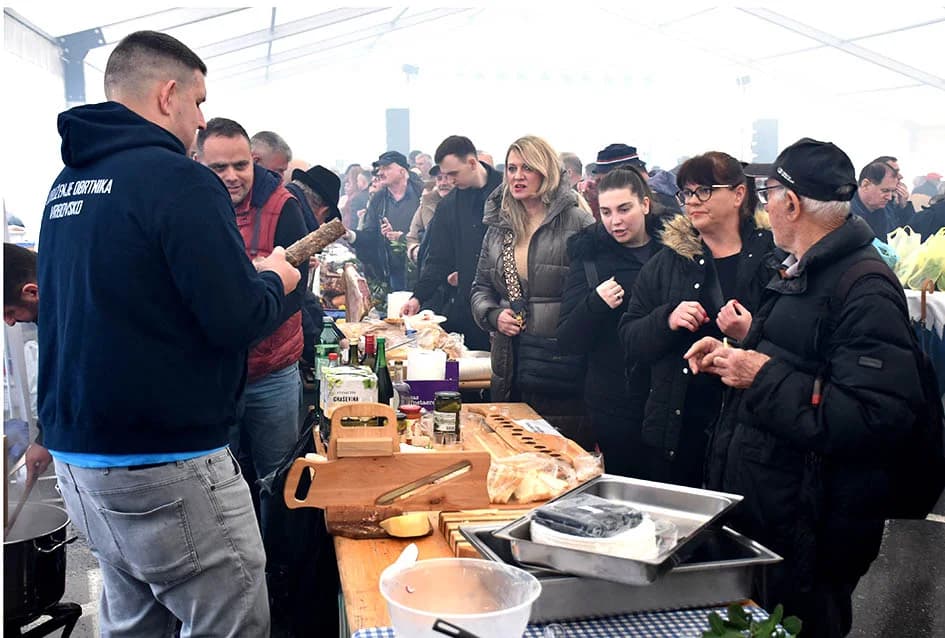 Mirisi delicija kontinentalne i primorske Hrvatske i ove su se godine širili u srcu Zlatne doline sa požeškog Trga sv. Trojstva