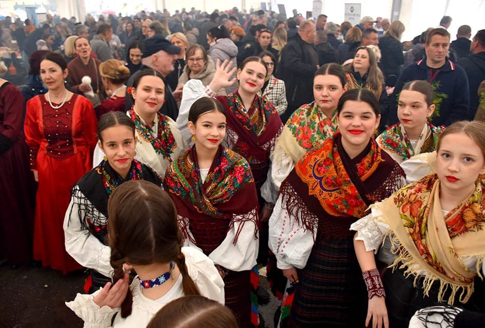 Mirisi delicija kontinentalne i primorske Hrvatske i ove su se godine širili u srcu Zlatne doline sa požeškog Trga sv. Trojstva