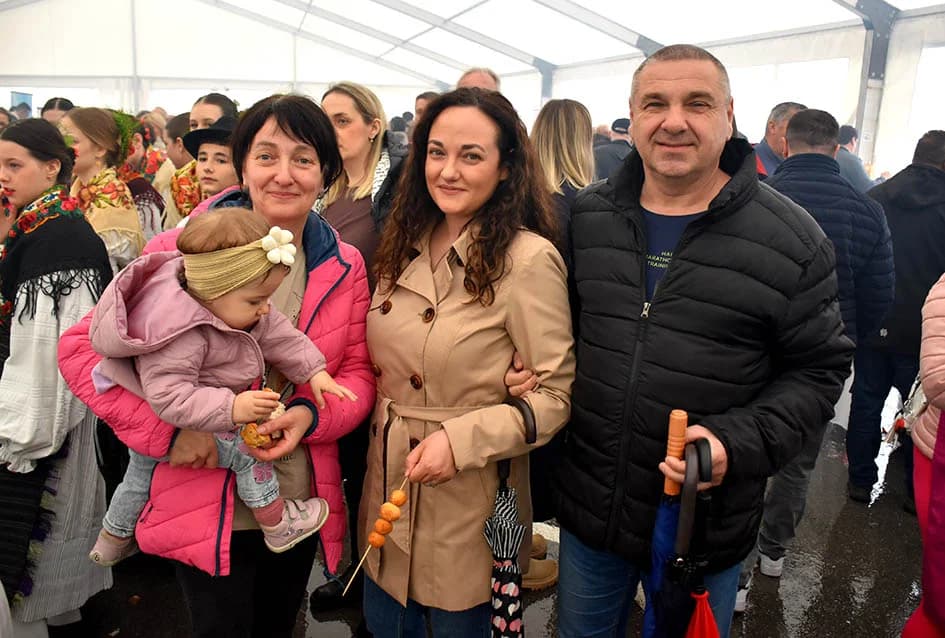 Mirisi delicija kontinentalne i primorske Hrvatske i ove su se godine širili u srcu Zlatne doline sa požeškog Trga sv. Trojstva