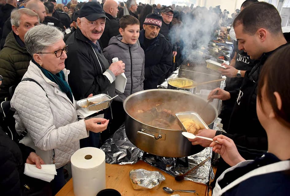 Mirisi delicija kontinentalne i primorske Hrvatske i ove su se godine širili u srcu Zlatne doline sa požeškog Trga sv. Trojstva