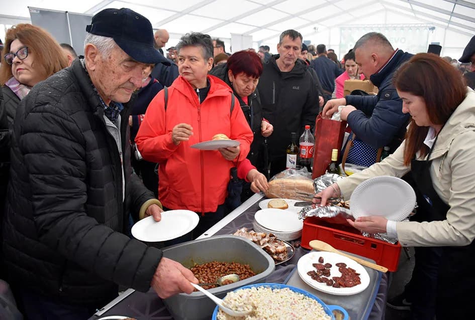Mirisi delicija kontinentalne i primorske Hrvatske i ove su se godine širili u srcu Zlatne doline sa požeškog Trga sv. Trojstva