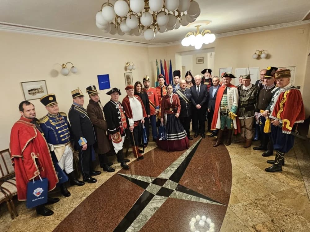 Gradonačelnik Željko Glavić upriličio prijem za članove povijesnih postrojbi povodom Dana grada Požege i Grgureva