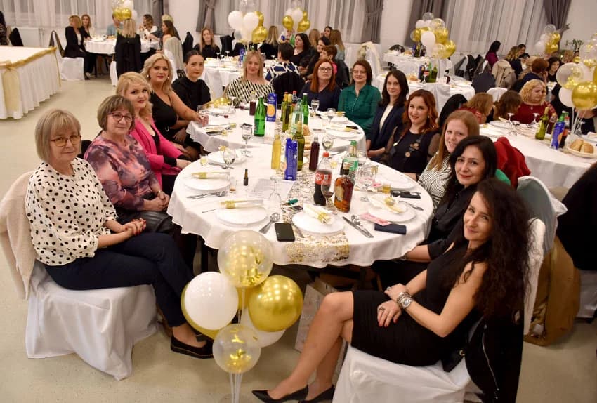 Dvjestotinjak žena veličkog kraja i prijateljica slavilo svoj dan-prihod u humnitarnu namjenu