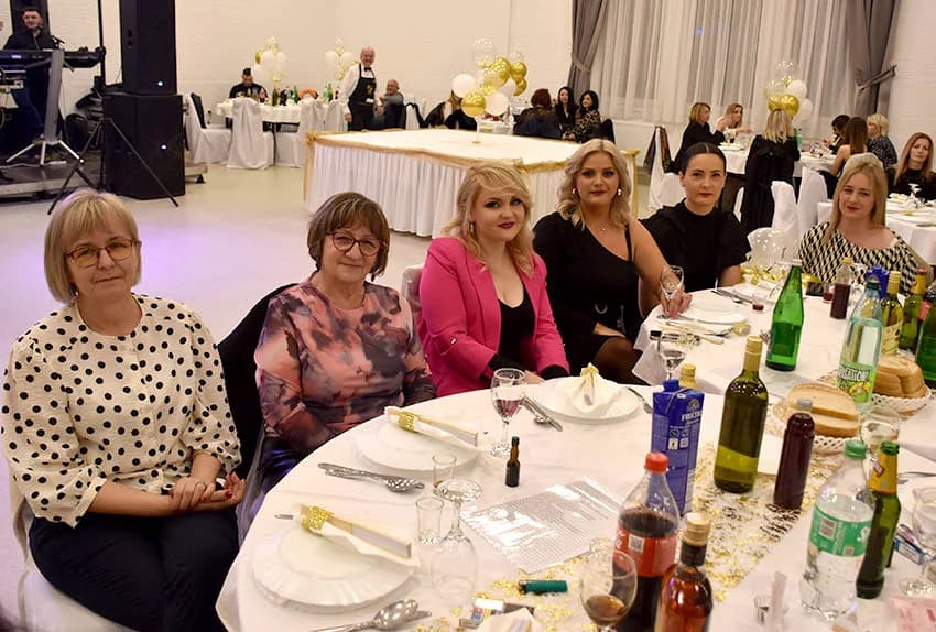 Dvjestotinjak žena veličkog kraja i prijateljica slavilo svoj dan-prihod u humnitarnu namjenu