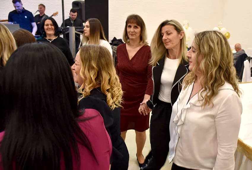 Dvjestotinjak žena veličkog kraja i prijateljica slavilo svoj dan-prihod u humnitarnu namjenu