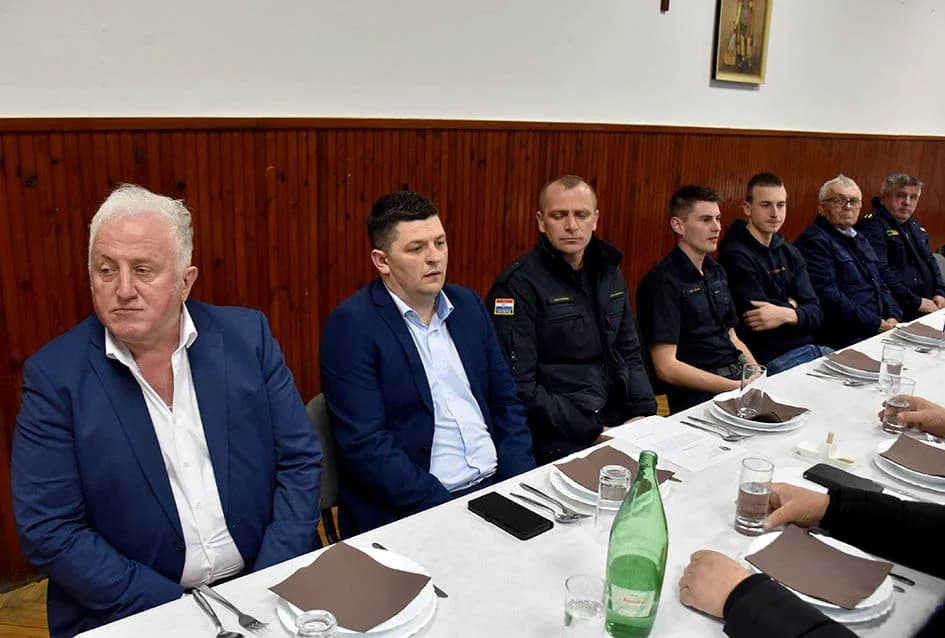 Vatrogasci Kaptola imali više od 100 intervencija i aktivnosti – uzoran  vatrogasac je Karlo Mikić