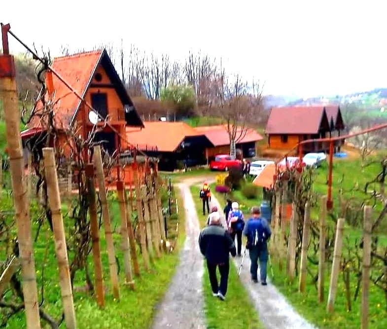 Pleternički planinari na imanju Mladena Ravlića na Požeškoj gori