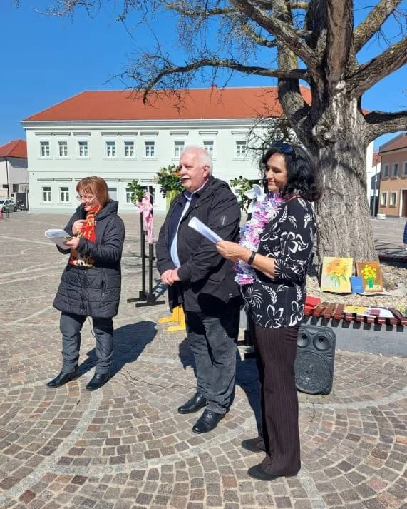 Na požeškom Trgu svete Terezije Avilske održana manifestacija ʼPeićevci proljećuʼ