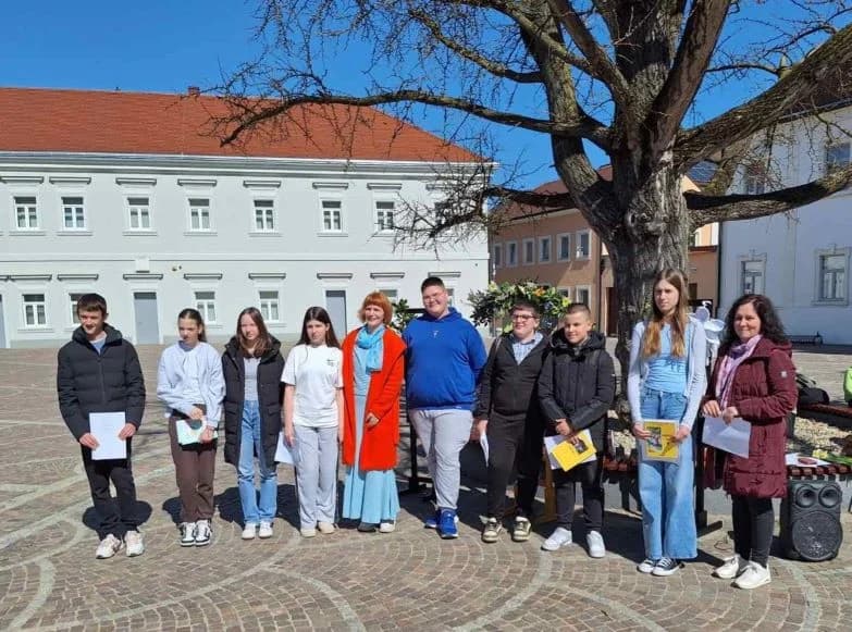 Na požeškom Trgu svete Terezije Avilske održana manifestacija ʼPeićevci proljećuʼ