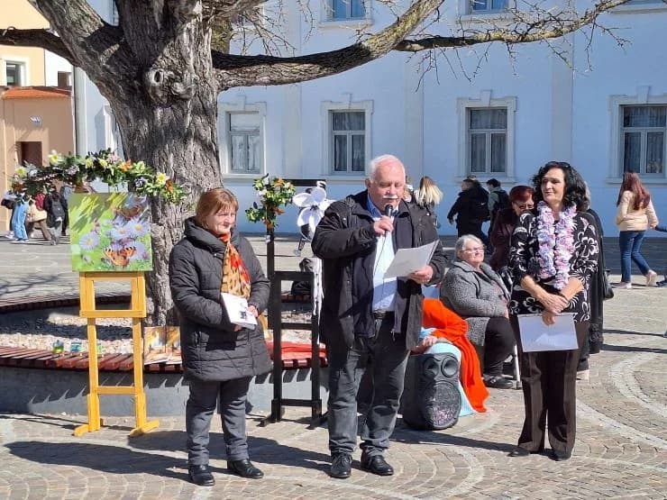 Na požeškom Trgu svete Terezije Avilske održana manifestacija ʼPeićevci proljećuʼ