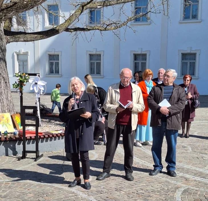 Na požeškom Trgu svete Terezije Avilske održana manifestacija ʼPeićevci proljećuʼ