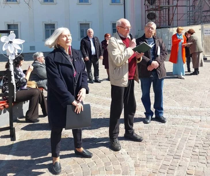 Na požeškom Trgu svete Terezije Avilske održana manifestacija ʼPeićevci proljećuʼ