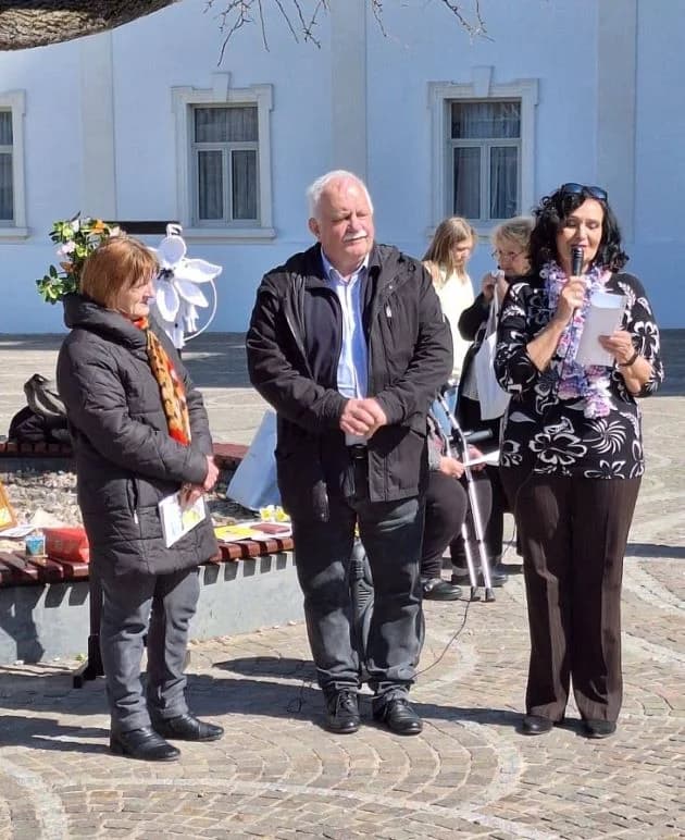 Na požeškom Trgu svete Terezije Avilske održana manifestacija ʼPeićevci proljećuʼ