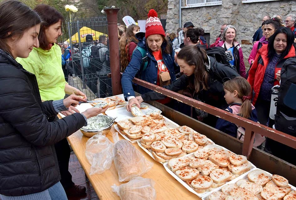 PAPUČKI JAGLACI 2025.: Brojni planinari pohodili sedam staza
