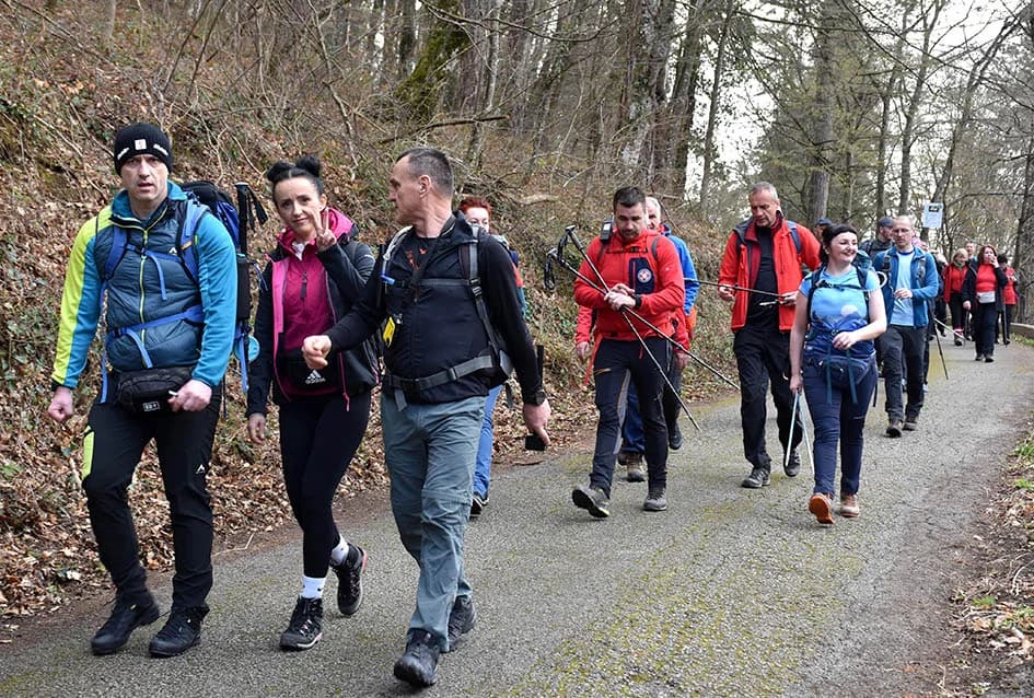 PAPUČKI JAGLACI 2025.: Brojni planinari pohodili sedam staza