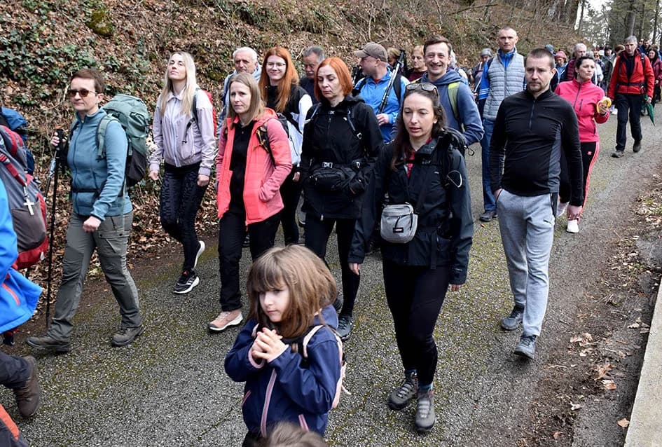 PAPUČKI JAGLACI 2025.: Brojni planinari pohodili sedam staza
