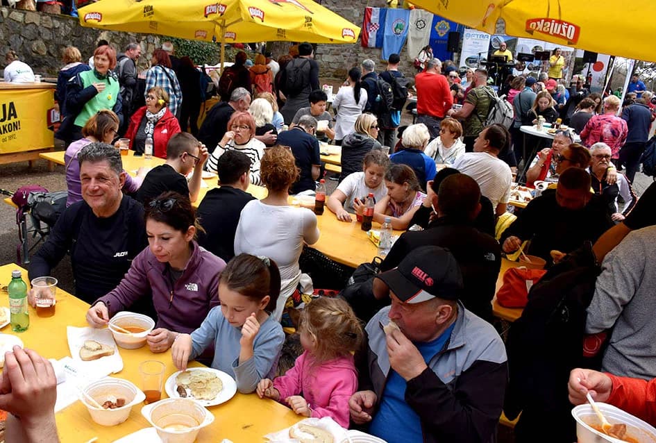 PAPUČKI JAGLACI 2025.: Brojni planinari pohodili sedam staza