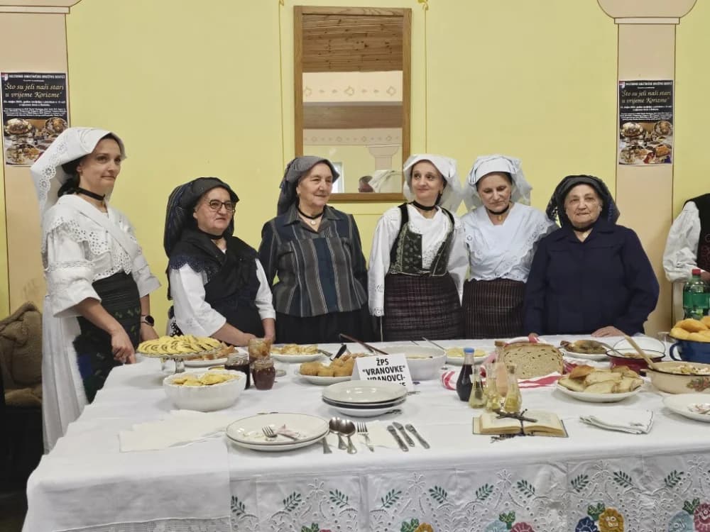 BEKTEŽ – „Što su jeli naši stari u vrijeme korizme“: Na uređenim stolovima postavljena hrana koju čuvaju starije generacije od zaborava