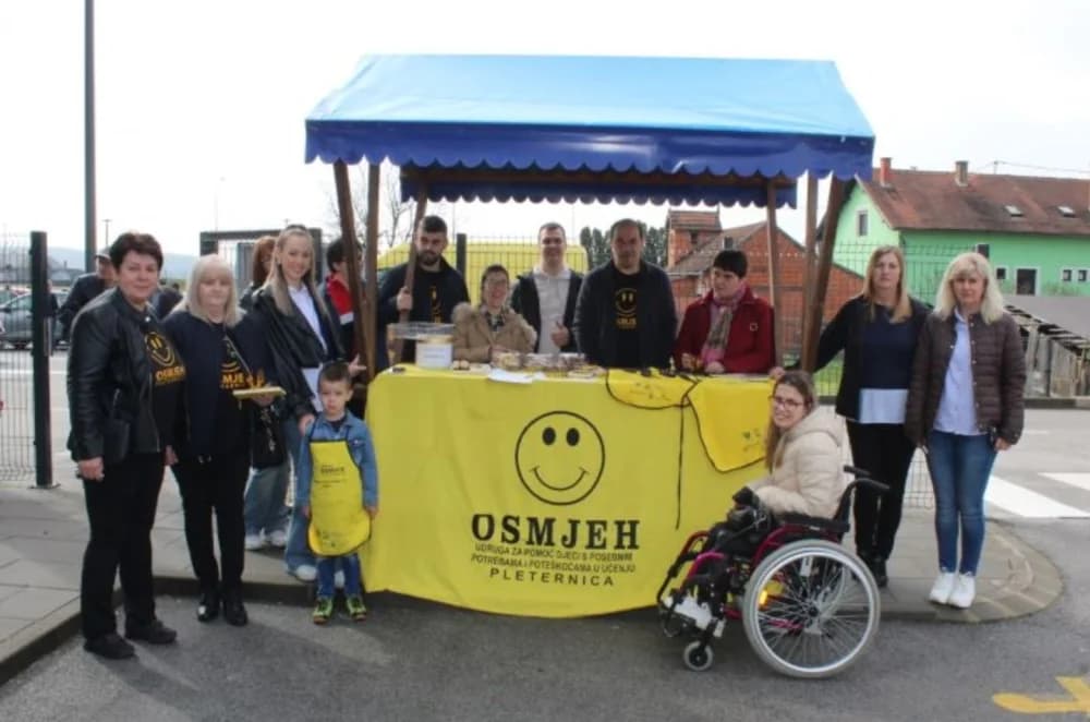 UDRUGA „OSMJEH“: Na štandu na Gradskoj tržnici u Pleternici promovirali svoje projekte