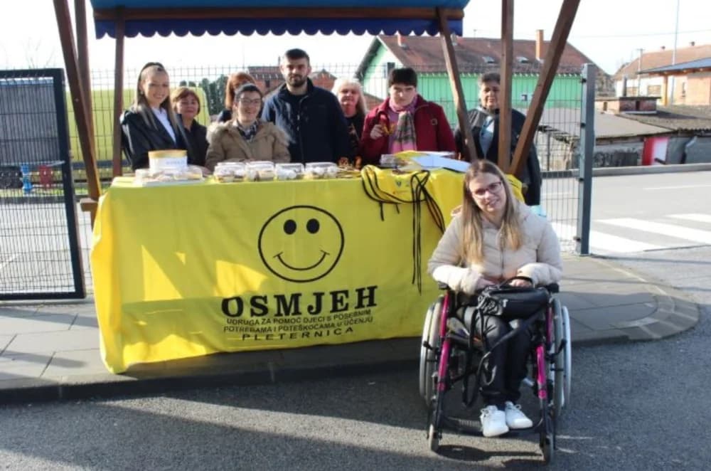 UDRUGA „OSMJEH“: Na štandu na Gradskoj tržnici u Pleternici promovirali svoje projekte