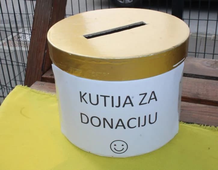 UDRUGA „OSMJEH“: Na štandu na Gradskoj tržnici u Pleternici promovirali svoje projekte