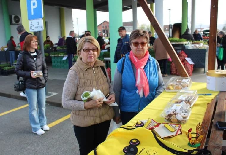 UDRUGA „OSMJEH“: Na štandu na Gradskoj tržnici u Pleternici promovirali svoje projekte