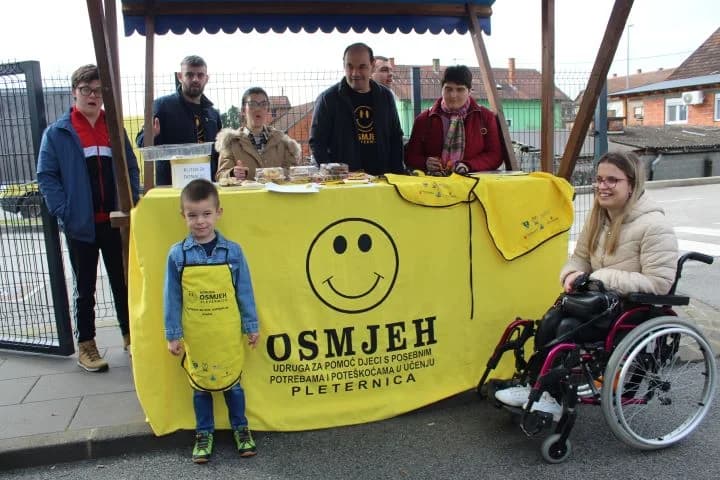 UDRUGA „OSMJEH“: Na štandu na Gradskoj tržnici u Pleternici promovirali svoje projekte