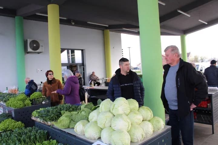UDRUGA „OSMJEH“: Na štandu na Gradskoj tržnici u Pleternici promovirali svoje projekte