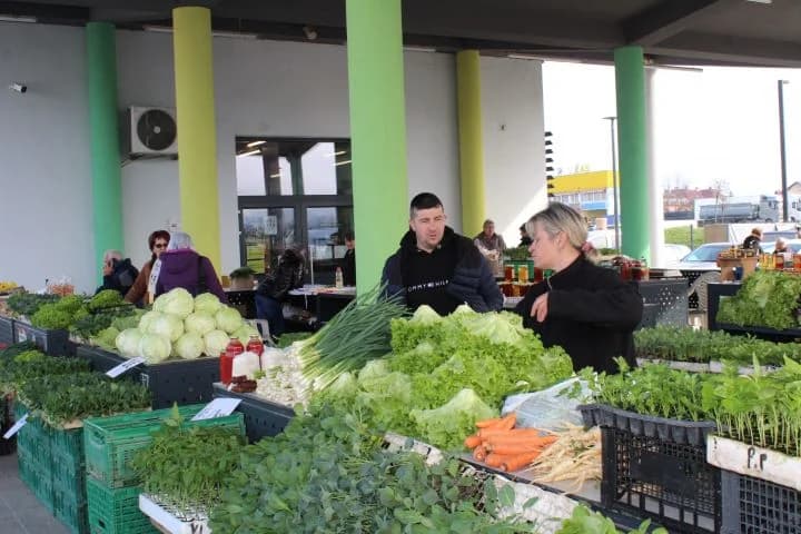 UDRUGA „OSMJEH“: Na štandu na Gradskoj tržnici u Pleternici promovirali svoje projekte