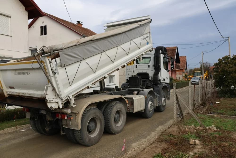 /FOTO/ Zbog dotrajalog i uništenog asfalta obnovljena Nazorova ulica u Jakšiću