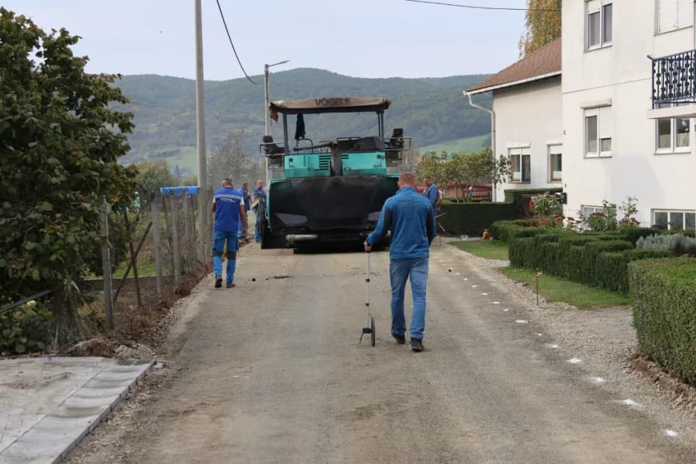 /FOTO/ Zbog dotrajalog i uništenog asfalta obnovljena Nazorova ulica u Jakšiću
