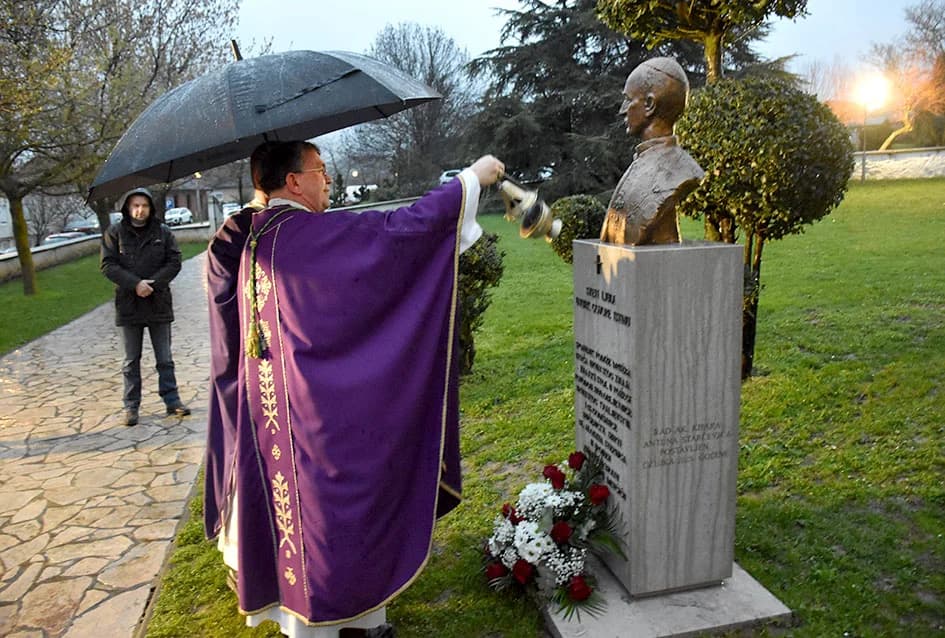 Otkrivena bista blaženom Alojziju Stepincu u Stražemanu