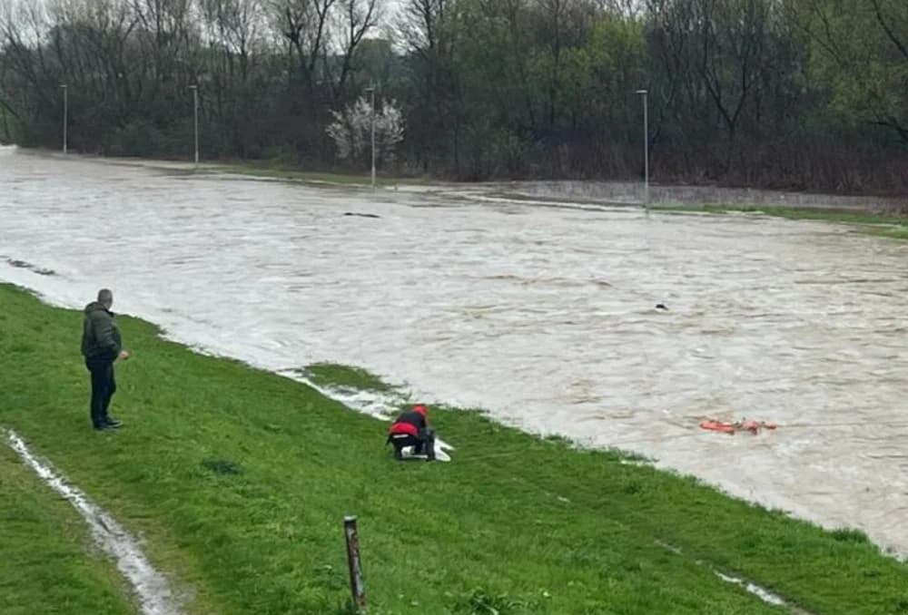 Vatrogasci spasili muškarca od utapanja  iz nabujale Orljave