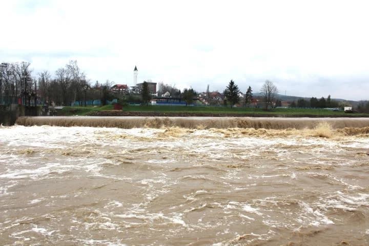 FOTOZABILJEŠKA: Pleternički slap zbog obilnih kiša u vrtlogu nabujale Orljave