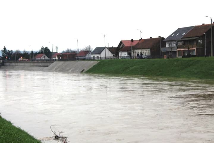 FOTOZABILJEŠKA: Pleternički slap zbog obilnih kiša u vrtlogu nabujale Orljave