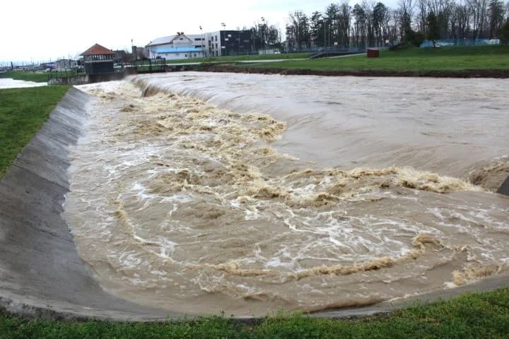 FOTOZABILJEŠKA: Pleternički slap zbog obilnih kiša u vrtlogu nabujale Orljave