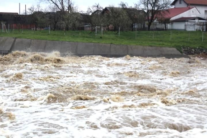 FOTOZABILJEŠKA: Pleternički slap zbog obilnih kiša u vrtlogu nabujale Orljave