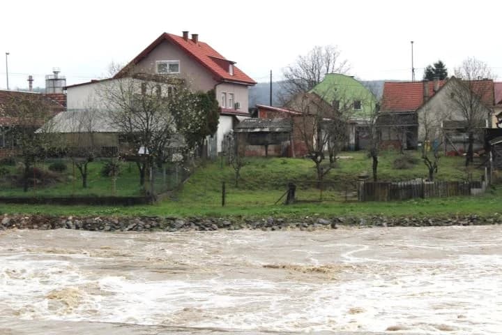 FOTOZABILJEŠKA: Pleternički slap zbog obilnih kiša u vrtlogu nabujale Orljave
