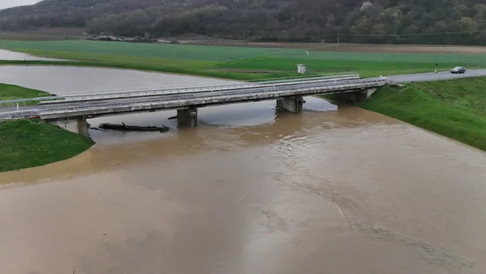 Orljava je izlijevanjem iz korita učinila svoje – video zapis nizvodno od Kuzmice prema Pleternici i dalje /VIDEO/