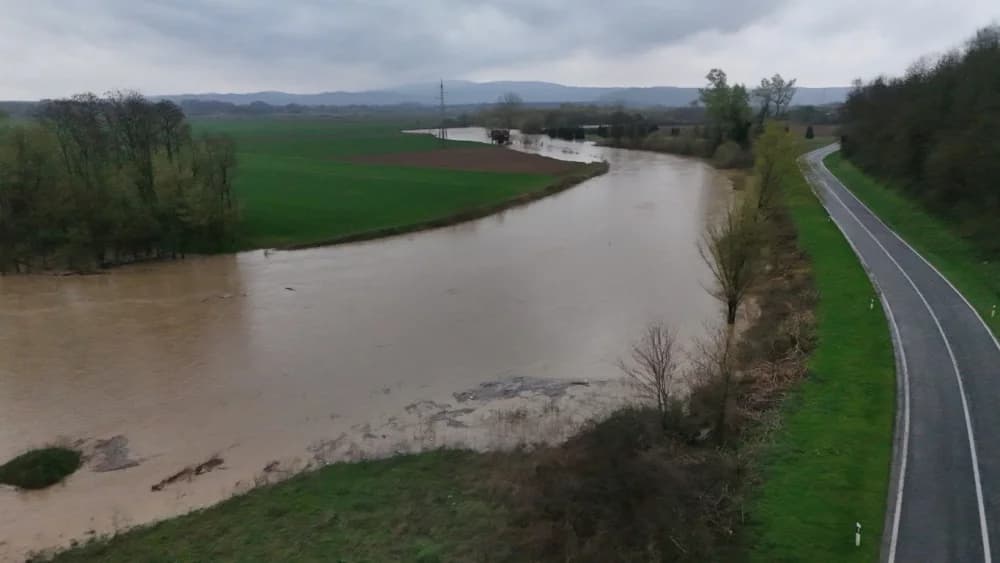 Orljava je izlijevanjem iz korita učinila svoje – video zapis nizvodno od Kuzmice prema Pleternici i dalje /VIDEO/