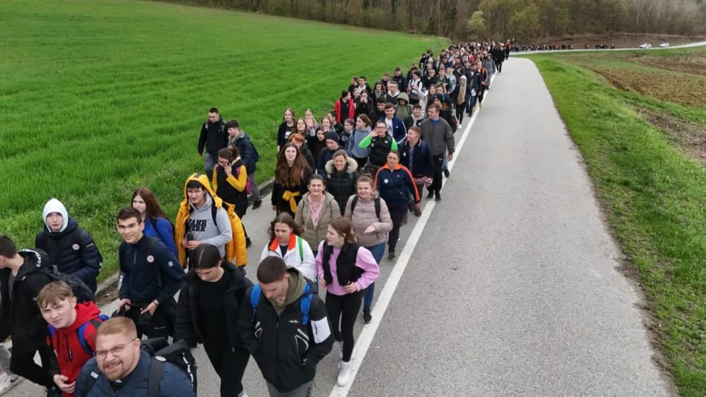 Gotovo tisuću mladih i onih malo starijih u ovogodišnjem 46-kilometarskom križnom putu