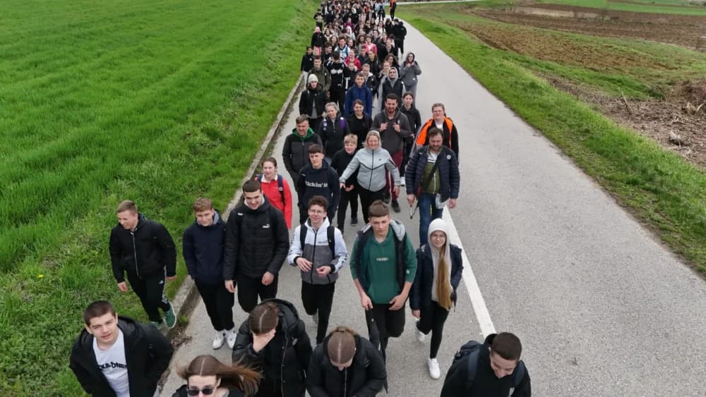Gotovo tisuću mladih i onih malo starijih u ovogodišnjem 46-kilometarskom križnom putu
