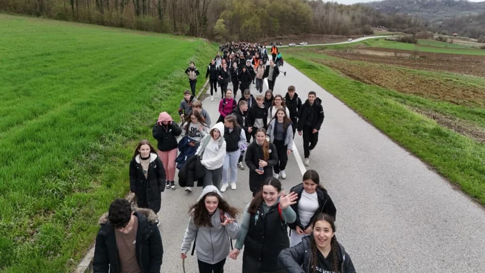 Gotovo tisuću mladih i onih malo starijih u ovogodišnjem 46-kilometarskom križnom putu
