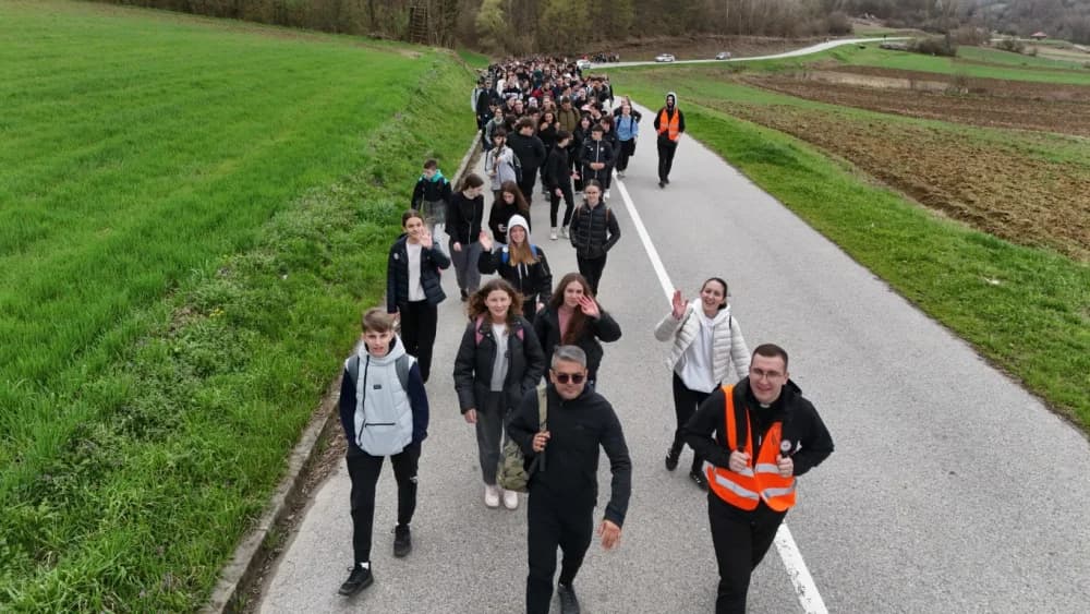 Gotovo tisuću mladih i onih malo starijih u ovogodišnjem 46-kilometarskom križnom putu