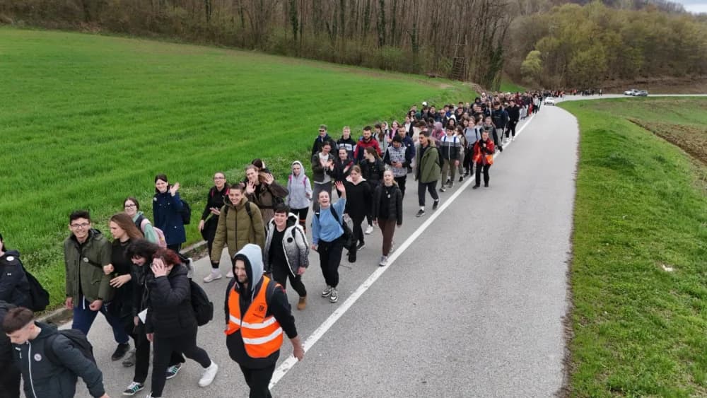 Gotovo tisuću mladih i onih malo starijih u ovogodišnjem 46-kilometarskom križnom putu