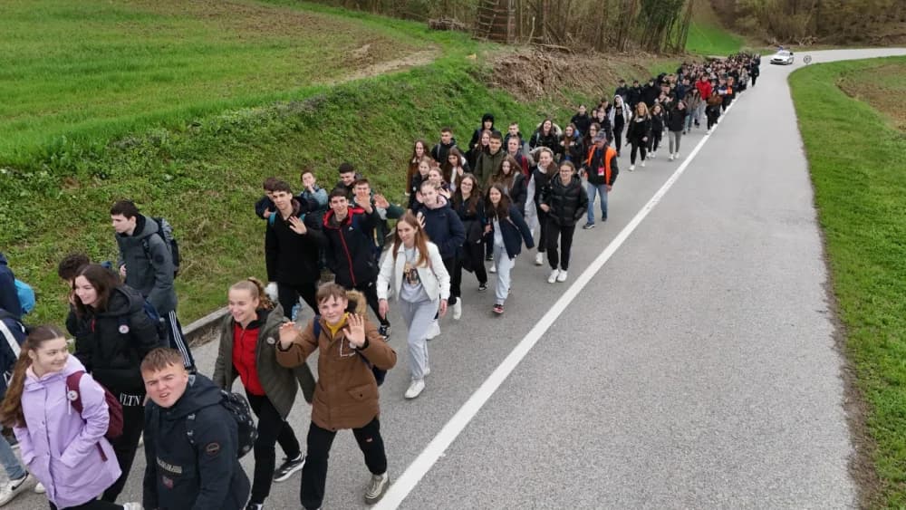 Gotovo tisuću mladih i onih malo starijih u ovogodišnjem 46-kilometarskom križnom putu