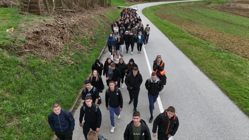 Gotovo tisuću mladih i onih malo starijih u ovogodišnjem 46-kilometarskom križnom putu