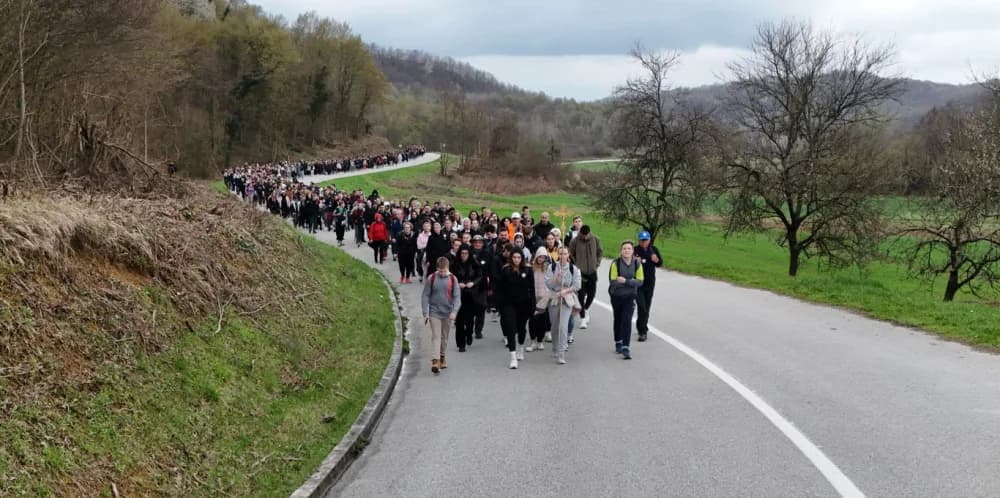 Gotovo tisuću mladih i onih malo starijih u ovogodišnjem 46-kilometarskom križnom putu