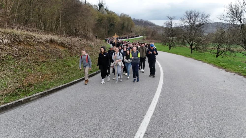 Gotovo tisuću mladih i onih malo starijih u ovogodišnjem 46-kilometarskom križnom putu